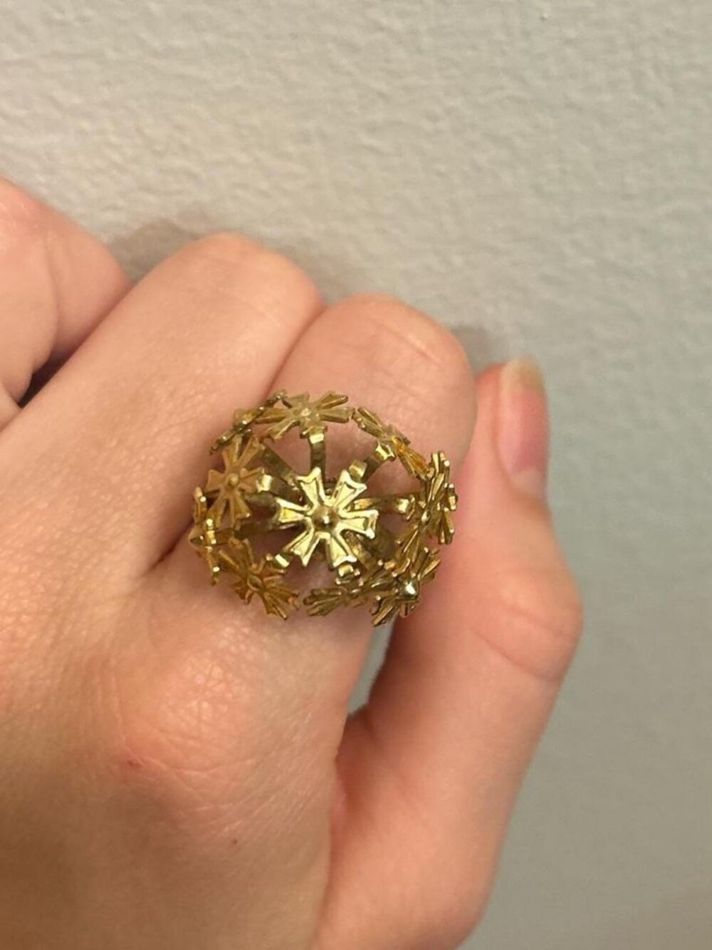 Gold snowflake ring with a touch of glamour